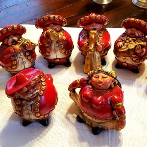 Really cute ceramic mariachis. Perfect to use during Christmas